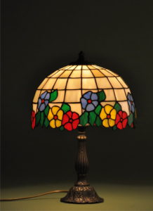 színes virágos tiffany lámpa