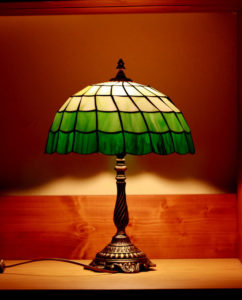 Zöld árnyalatos tiffany lámpa felkapcsolva