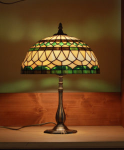 Zöld-vajszínű Tiffany lámpa felkapcsolva